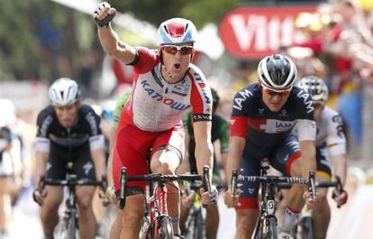 Kristoff celebra su victoria tras cruzar la meta en Nîmes.