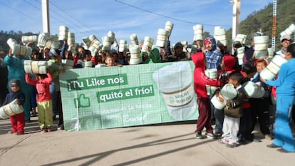 Luego del sismo que azotó varias ciudades de México el pasado 19 de septiembre, ECOCE y la empresa Morphoplast hicieron alianza para fabricar cobijas hechas con material reciclado que recolectaron en algunos contenedores que se instalaron en los albergues temporales. Treviño Aguado explica que se teje una fibra de monofilamento de poliéster que se obtiene del PET. Se requieren 55 botellas de este material de 60 mililitros para hacer los cobertores con un proceso que se realiza en un solo día.