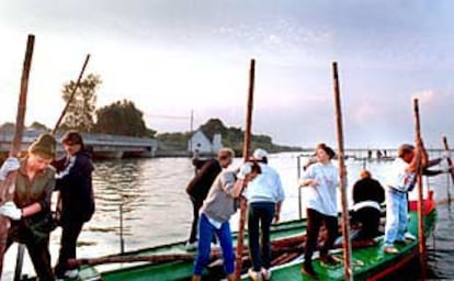 Las cinco mujeres demandantes en el lago de L&#39;Albufera.