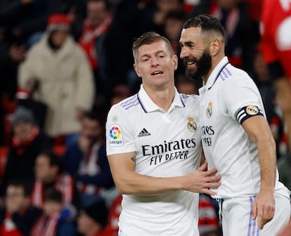 Kroos y Benzema celebran el segundo gol del Real Madrid este domingo en San Mamés.