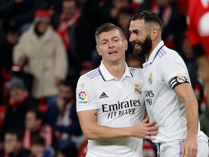 Kroos y Benzema celebran el segundo gol del Real Madrid este domingo en San Mamés.