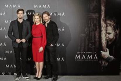 El director Andy Muschetti (i), el actor danés Nikolaj Coster-Waldau y la guionista Barbara Muschietti posan durante el photocall de "Mamá".