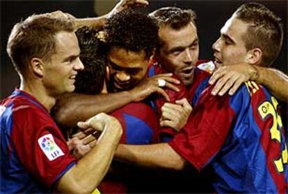 Frank de Boer, Kluivert, Cocu y Navarro celebran uno de los goles.