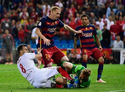 El portero alemán del Barcelona, Ter Stegen, protege el balón en una jugada cerca de su portería.