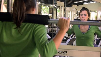 Bethania entrenando en el gimnasio en un momento del documental.