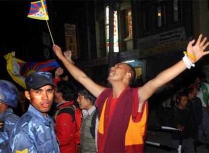 Un monje tibetano en el exilio grita contra China  en una manifestación el jueves en Katmandú.