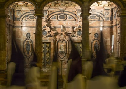 La sevillana María de Mora ha vivido dos de las estampidas durante la madrugada. La primera, en la Alameda de Hércules al ver pasar La Macarena y la segunda en la Plaza de la Encarnación, durante la estación de penitencia de Los gitanos. En la imagen, nazarenos de la Esperanza de Triana durante su tránsito por el interior de la Catedral.