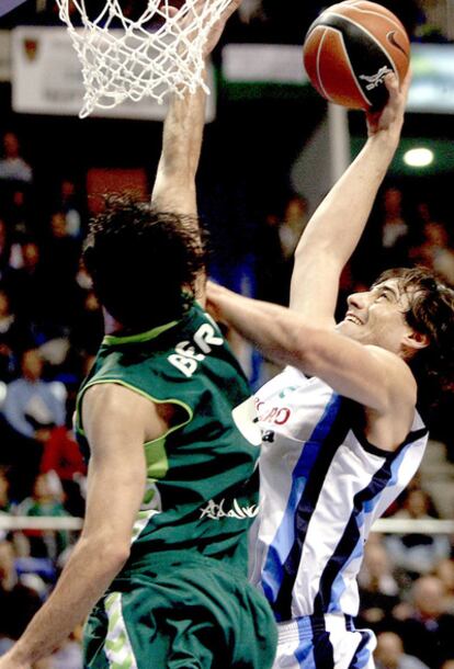 A la derecha, el pívot del Lagun Aro David Roblas intenta un mate ante el escolta del Unicaja Berni Rodríguez en el partido de ayer.