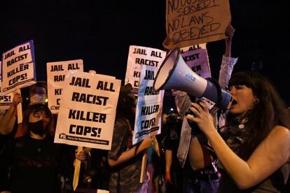 Na sexta-feira a Promotoria acusou formalmente o agente Derek Chauvin, o policial que foi gravado por em Mineápolis com o joelho no pescoço de Floyd, de assassinato em terceiro grau e homicídio culposo. Na imagem, um grupo de manifestantes protesta em frente a uma delegacia de Mineápolis.