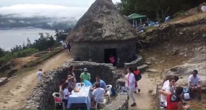 Un castro milenario convertido en merendero.

Según informaba esta misma semana La Voz de Galicia, el castro de Santa Trega, un monumento artístico nacional en la provincia de Pontevedra situado a 341 metros de altura y cuyo asentamiento se remonta al siglo I a.C., se había convertido en un merendero popular asaltado por decenas de turistas que decidieron utilizar este enclave de valor arquitectónico milenario como picnic personal. Todo ocurrió el pasado domingo, cuando se levantó el precio de un euro que se paga para acceder al parking del recinto por ser festivo (Festa do Monte). Las instantáneas han levantado una oleada de indignación en las redes.