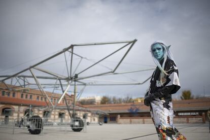 El artista Pablo Durango, en su caracterización llamada Onyx, junto a una de las estructuras del proyecto Escaravox, en la plaza central de Matadero.