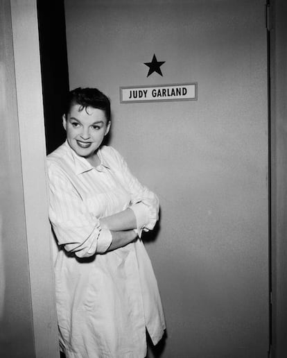 Judy Garland en su camerino durante el rodaje de 'The Judy Garland Special' de la serie de televisión 'Ford Star Jubilee' en Nueva York en 1955.