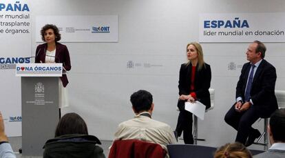 La ministra de Sanidad, Dolors Montserrat, durante la presentaci&oacute;n del balance de 2017 ante la atenci&oacute;n de la directora de la Organizaci&oacute;n Nacional de Trasplantes (ONT), Beatriz Dom&iacute;nguez-Gil , y el secretario general de sanidad, Javier Castrodeza. 