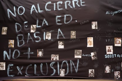 "No al cierre de la educacin bsica. No ms exclusin", reza el cartel creado por padres de familia del Colegio Races, instando a las autoridades a no cerrar el colegio al que asisten sus hijos.