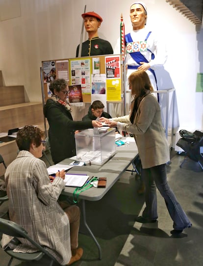 Una mujer ejerce su derecho al voto en el colegio electoral de Elgoibar,  Guipúzcoa.