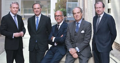 Manuel Martín (Gómez Acebo & Pombo), Luis de Carlos (Uría y Menéndez, Rafael Fontana (Cuatrecasas Gonçalves Pereira), José María Alonso Puig (Baker & Mckenzie) y Fernando Vives (Garrigues).