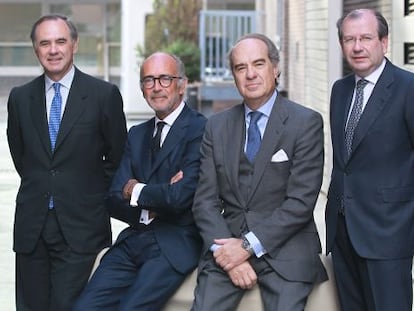 Manuel Martín (Gómez Acebo & Pombo), Luis de Carlos (Uría y Menéndez, Rafael Fontana (Cuatrecasas Gonçalves Pereira), José María Alonso Puig (Baker & Mckenzie) y Fernando Vives (Garrigues).