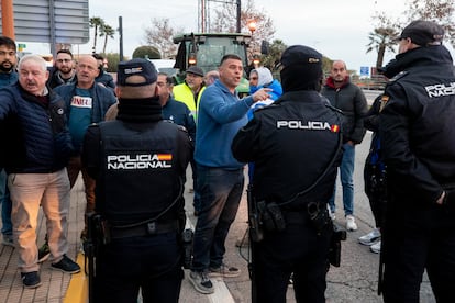 Decenas de tractores y camiones se han echado esta madrugada a la carretera, colapsando la autovía A-30 y el nudo viario del Campus Universitario de Murcia.