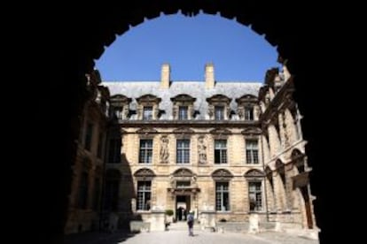 Patio del Hôtel de Sully, en el Marais (París).