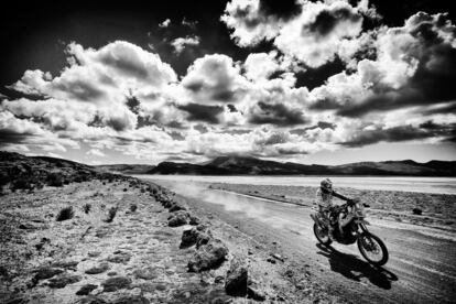 Alberto Santiago durante la octava del Rally Dakar.