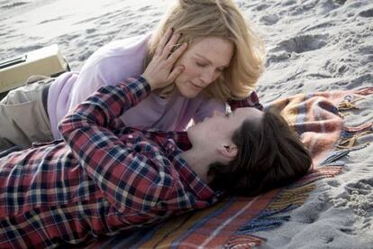 Julianne Moore (izquierda) y Ellen Page, en un fotograma de 'Freeheld'.