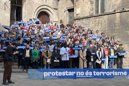 Los periodistas Andreu Buenafuente y Jordi Évole, el actor Carlos Bardem y los músicos Joan Dausà, Santi Balmes, Nacho Vegas y Fermín Muguruza, entre otras personalidades, han suscrito el manifiesto "Protestar no es terrorismo", en respuesta a las últimas investigaciones de la Audiencia Nacional contra Tsunami Democràtic.