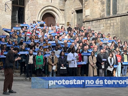 Los periodistas Andreu Buenafuente y Jordi Évole, el actor Carlos Bardem y los músicos Joan Dausà, Santi Balmes, Nacho Vegas y Fermín Muguruza, entre otras personalidades, han suscrito el manifiesto "Protestar no es terrorismo", en respuesta a las últimas investigaciones de la Audiencia Nacional contra Tsunami Democràtic.