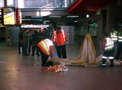 Sanitarios del Samur y vigilantes de Atocha, en el vestíbulo de la estación de Atocha el 7 de mayo de 2006.