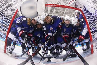 Los integrantes del equipo femenino de hockey sobre hielo posan después de marcar un gol en la ronda preliminar frente a Rusia, el 13 de febrero.