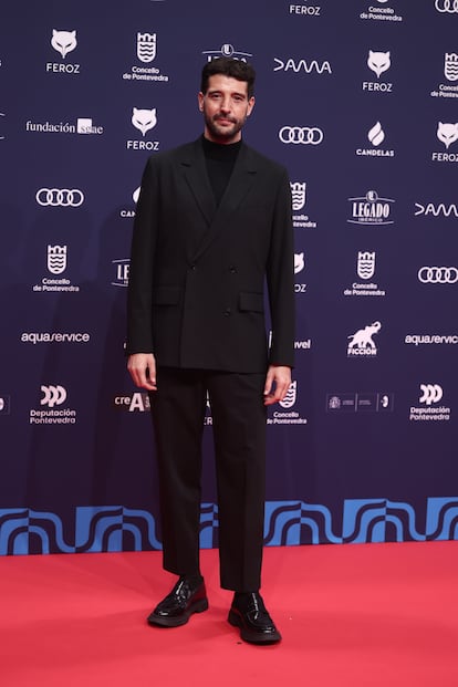 El director Gerard Oms, con un estilismo completamente negro de Mango. Su película ‘Muy lejos’ había conseguido dos nominaciones: a mejor actor para Mario Casas y a mejor cartel.