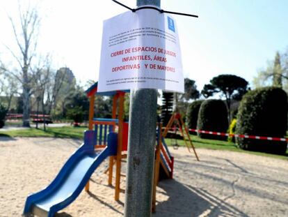 Zona infantil cerrada al público en un parque madrileño.