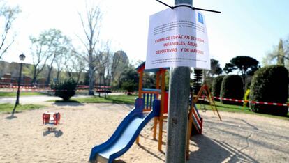 Zona infantil cerrada al público en un parque madrileño.