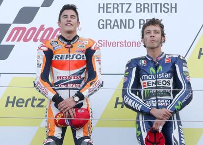 Márquez y Rossi en el podio de Silverstone.