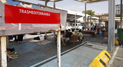 Zona de espera del puerto de Almería, donde atracó el ferry que cubre la ruta a Melilla.
