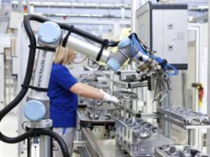 Fotografía fechada el pasado 4 de febrero de 2013 y facilitada por Volkswagen que muestra un brazo eléctrico en la fábrica de la compañía en Salzgitter, Alemania. EFE/Archivo
