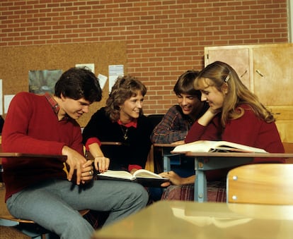 Un grupo de adolescentes leen en clase en los años ochenta.