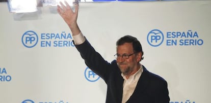 El presidente del Gobierno en funciones, Mariano Rajoy, saluda en la sede del PP. 