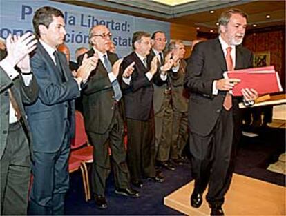 Leopoldo Calvo-Sotelo, con el hijo de Suárez y ex altos cargos de UCD, aplaudiendo a Mayor Oreja.