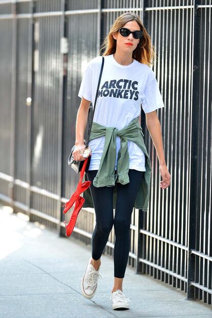 Parece que Alexa Chung estaba melancólica esta semana al recordar tiempos pasados. Con la camiseta de los Artic Monkeys nos ha hecho recordar la bonita pareja que formaba con Alex Turner.