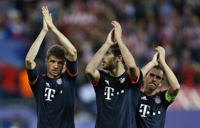 Jugadores del Bayern de Múnich aplauden al finalizar el partido.