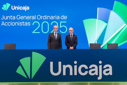 El presidente de Unicaja, José Sevilla y el CEO, Isidro Rubiales, posan al inicio de la Junta General Ordinaria de Accionistas 2025