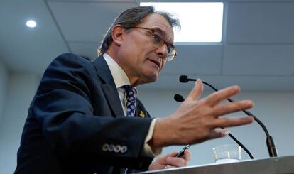 Artur Mas durant la roda de premsa on ha dimitit com a líder del PDeCAT.