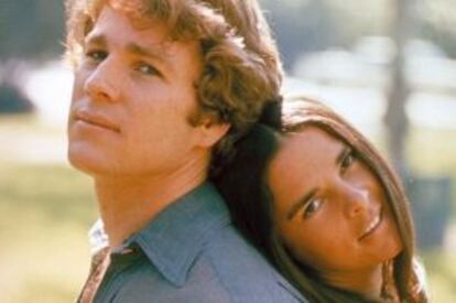 Ryan O'Neal y Ali MacGraw, la pareja de 'Love story'. A todos los jefes de Paramount les parecía una película floja... hasta que su éxito comercial cambió sus opiniones