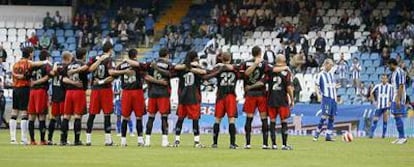 Los jugadores del Levante, abrazados en el círculo central al inicio del partido.