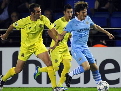 Marchena intenta sujetar a Silva.