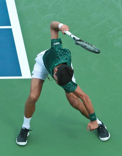 Djokovic rompe su raqueta tras perder un juego contra el tenista canadiense Milos Raonic, durante el Masters de Cincinnati, el 17 de agosto de 2018