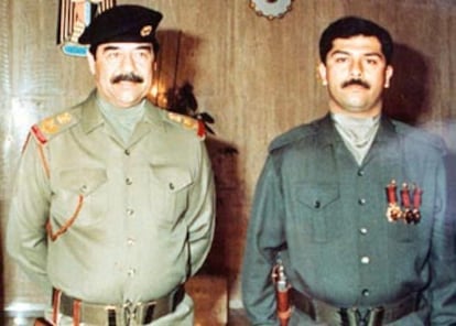Qusay (dcha) junto a su padre, en una imagen de archivo.