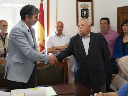 El alcalde socialista de Taboadela, Álvaro Vila (izquierda), saluda al que fue regidor durante 47 años, Manuel Gallego.
