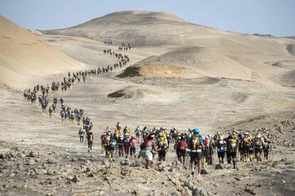 El Marathon des Sables es un recorrido en seis etapas que atraviesa el desierto de Ica (Perú) a lo largo de 250 kilómetros. Los participantes de la carrera se sustentan en autonomía alimentaria, cargando con todo su equipo y a un ritmo libre en la carrera considerada como la más peligrosa del mundo. En la imagen, participantes durante la tercera etapa del Marathon des Sables de Perú, entre Samaca y Ocucaje, el 30 de noviembre de 2017.