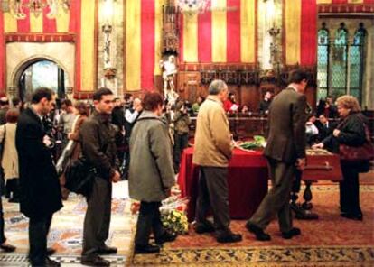 Imagen de la capilla ardiente, ayer en el Ayuntamiento de Barcelona.